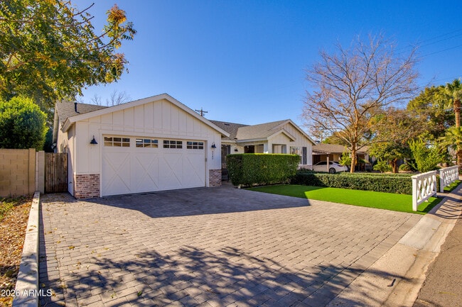 Building Photo - 3247 E Sells Dr