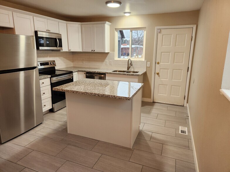 Building Photo - 2112 E Donegal Cir