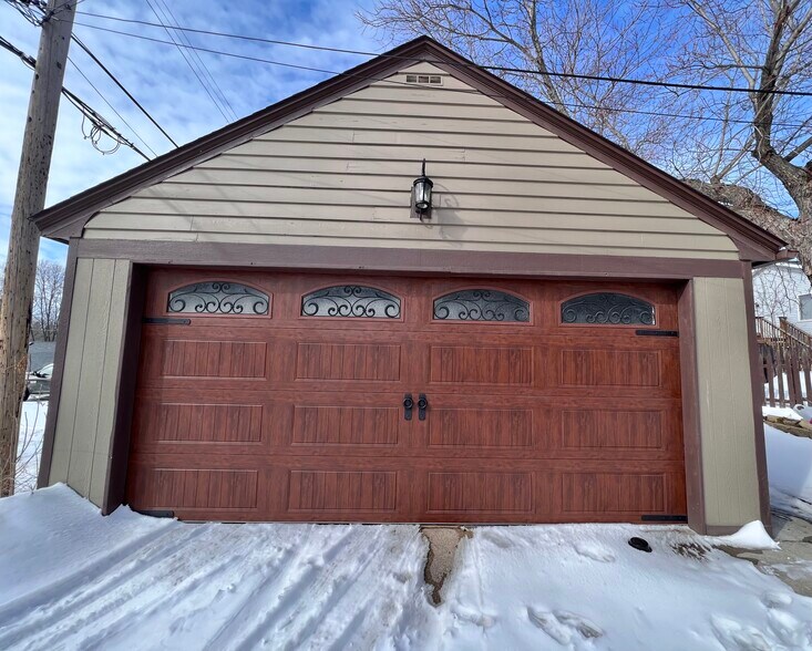 2 Stall Garage - 221 7th Ave N