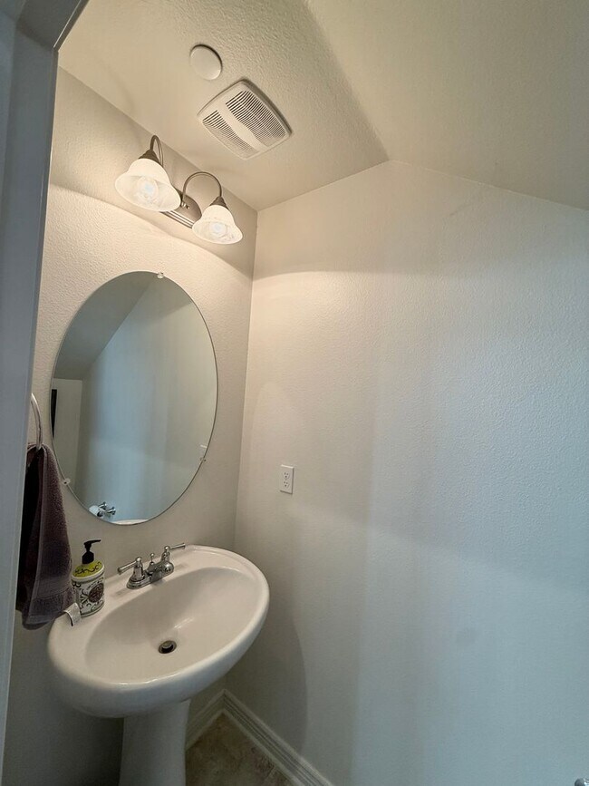 Building Photo - Templeton Ranch 3 Bedroom 2 Bathroom Single Family Home Available 3/15/26