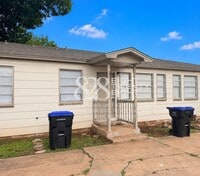 Building Photo - *NOW AVAILABLE!* 2 Bed/1 Bath Tri-plex Home in Noble