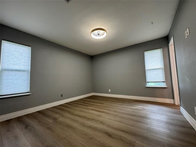 Building Photo - 3520 Roanoke Dr