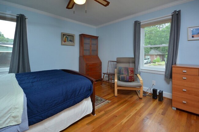 Building Photo - Furnished! Highly Desirable Trinity Park