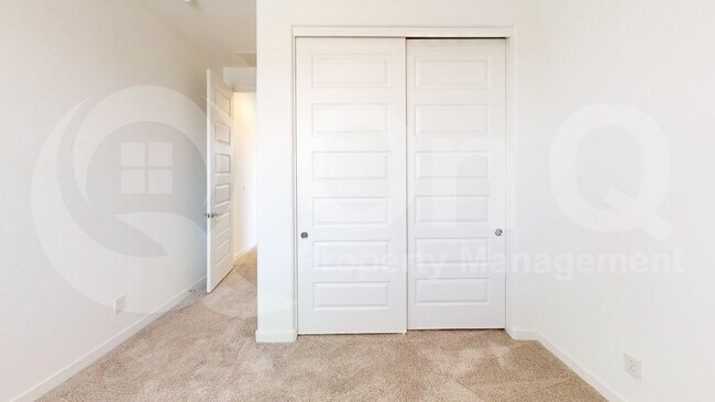 Building Photo - 9131 W Glenrosa Ave