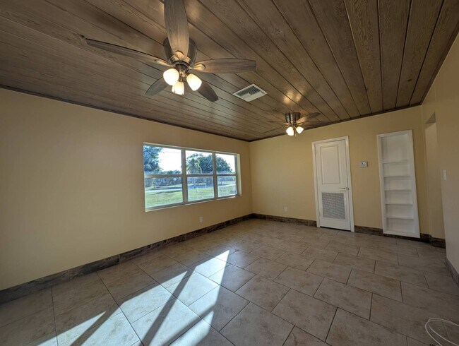 Building Photo - 815 NW River Shores Blvd