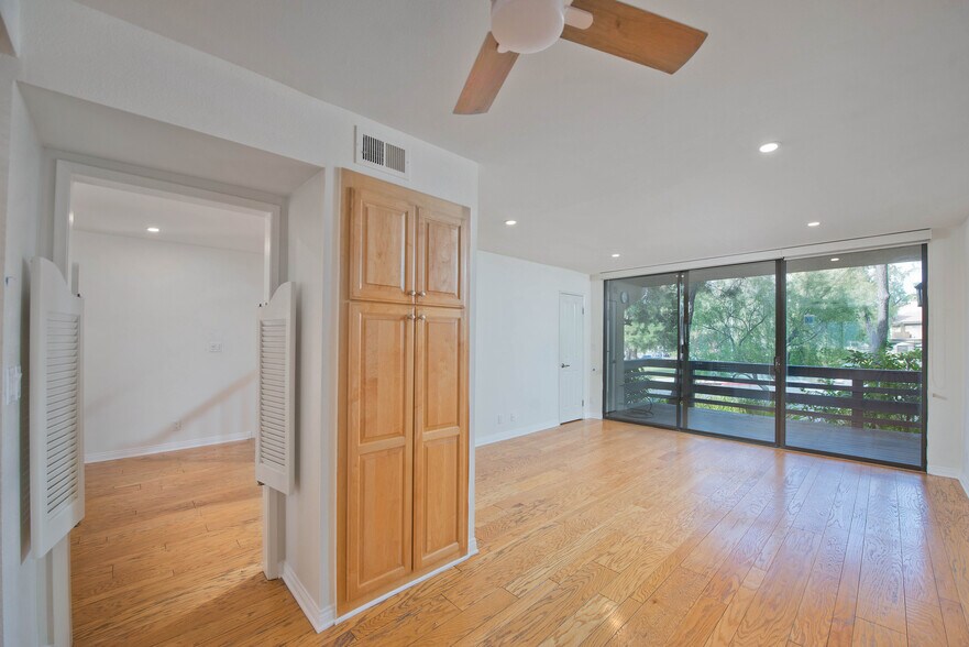 Building Photo - 5757 Owensmouth Ave