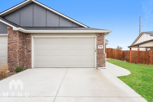 Building Photo - 5802 E Bristol Cir
