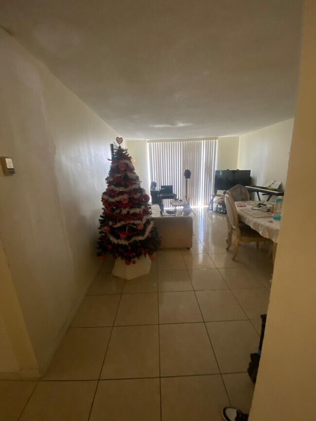 Building Photo - Charming 2 Bed 2 bath in a gated community close to it all!