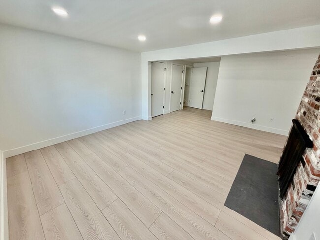Building Photo - Freshly Remodeled 5bd/2.5bath Home w/ Daylight Basement in Heart of Multnomah Village