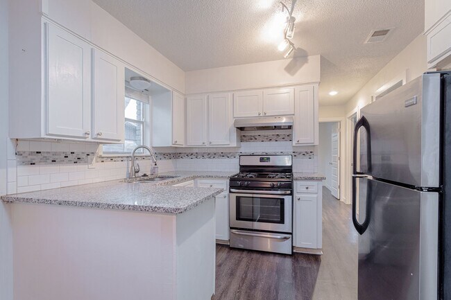 Building Photo - 1602 Parker Ln