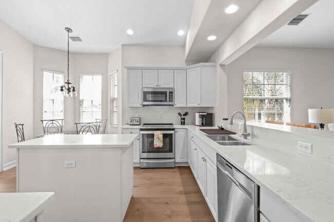 Building Photo - 3 Bed + Flex, 3 Bath 2,686 Sq Ft - Top Floor Coach Home