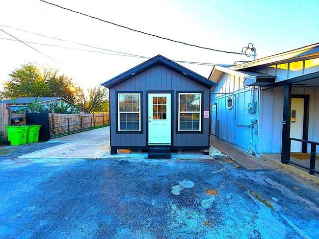 Building Photo - REMODELED and spacious 3 Bed / 2.5 Bath. w...