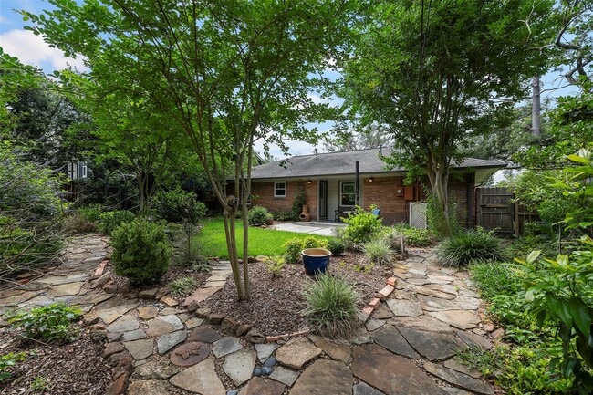 Building Photo - 2114 Saxon Dr