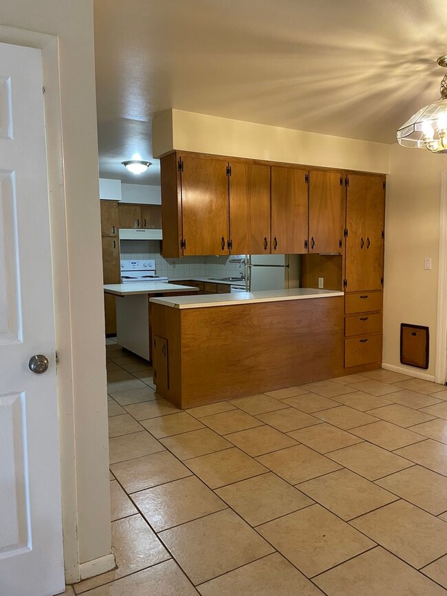 Building Photo - STUDENTS WELCOME! Spacious Ranch Home in N...