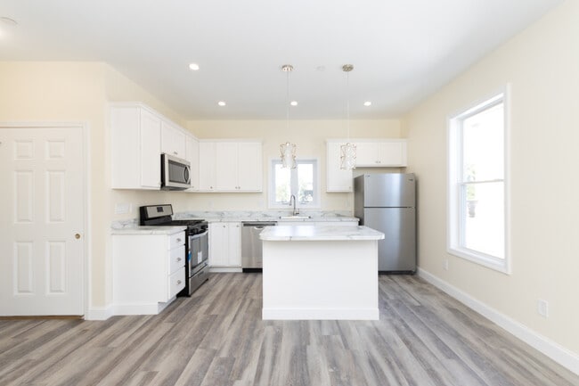 Building Photo - 2 French Ter