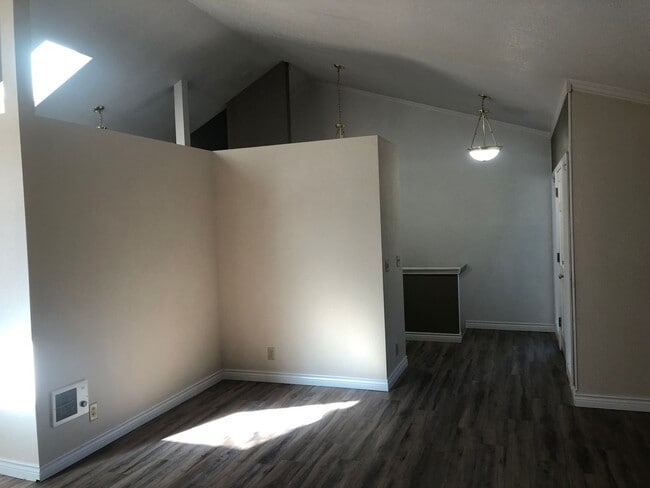 Building Photo - 3 bedroom 2 bathroom house in Thurston hills!