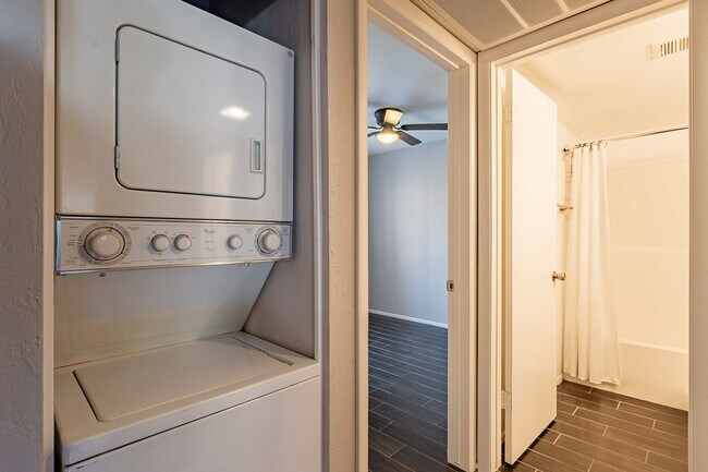 Building Photo - Two Bedrooms in Old Town Scottsdale - Avai...