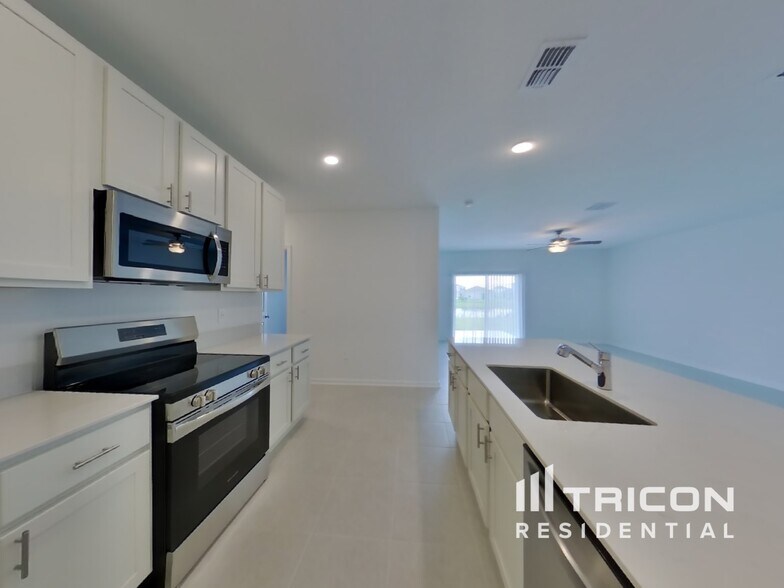Building Photo - 5648 Gingham Dr