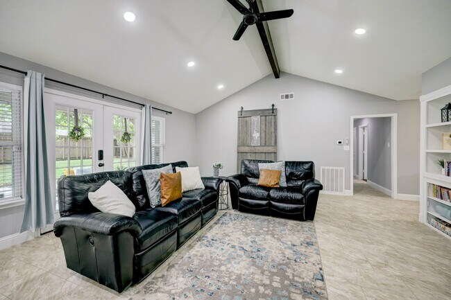 Building Photo - 10903 Hillcroft St