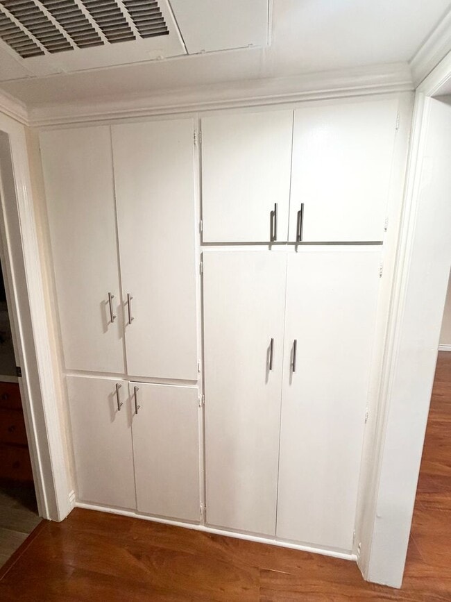 Building Photo - All utilities included 1 bedroom walking distance to Cal Tech