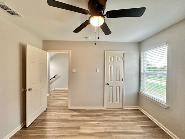 Building Photo - Country Hills Duplexes