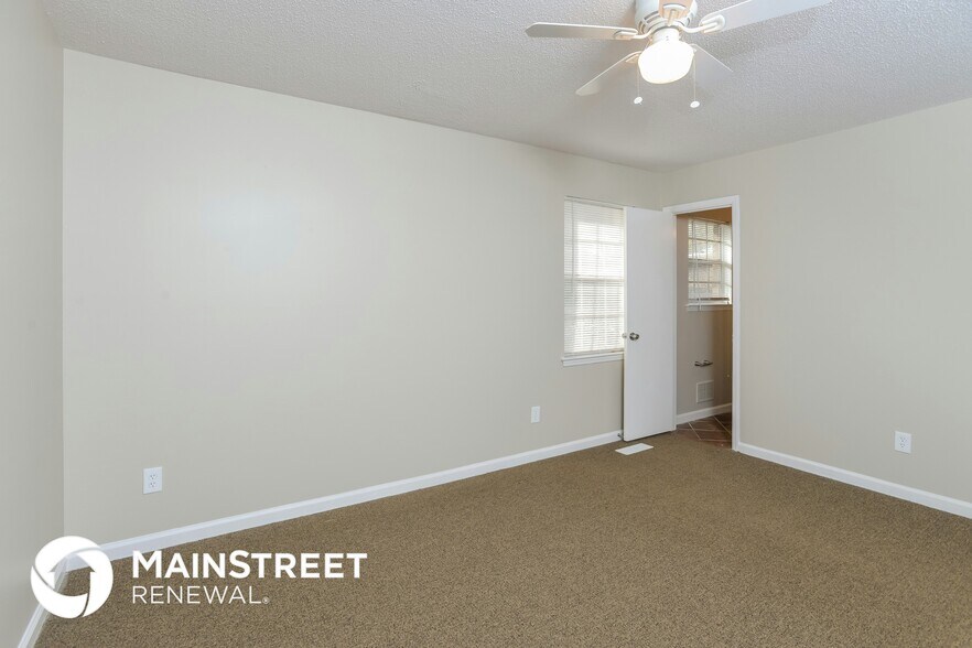 Building Photo - 2026 Sprucewood Pl