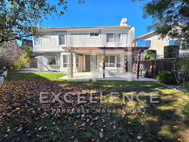 Building Photo - Beautiful Spacious 4/2.5 House - Owners Up...