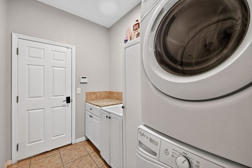 Building Photo - 6153 Everlasting Pl