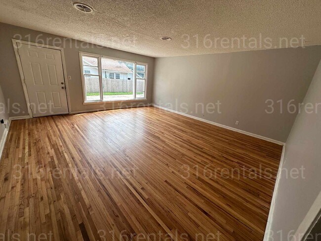 Building Photo - $795- 2 bed 1 bath - Spacious Duplex