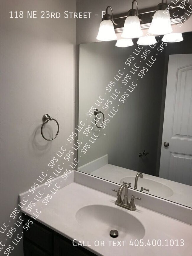 Building Photo - 118 NE 23rd St