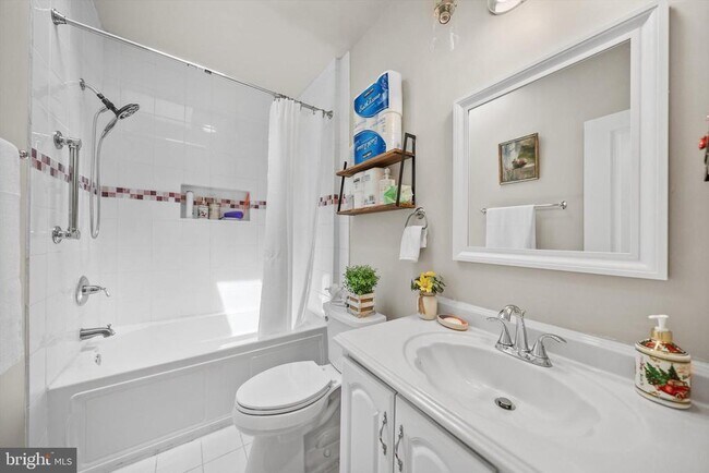 Building Photo - 211 F St NE