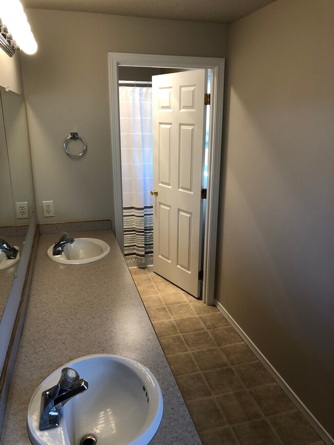 Building Photo - 601 NE Sandstone Ct