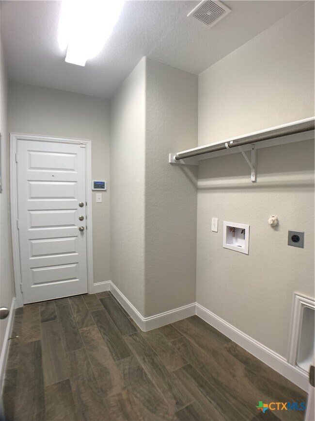 Building Photo - 1324 Spring Row St