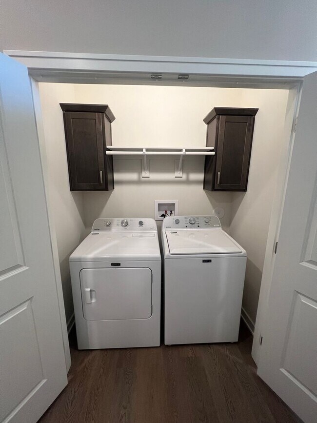 Building Photo - 1725 Hillcrest Dr