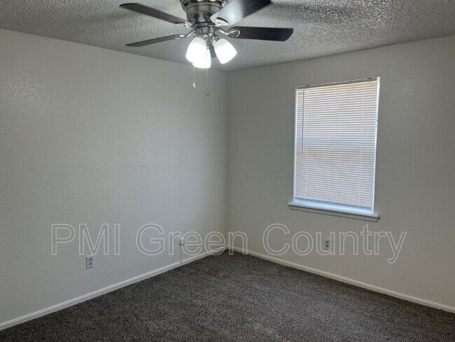 Building Photo - 404 E Redwood St