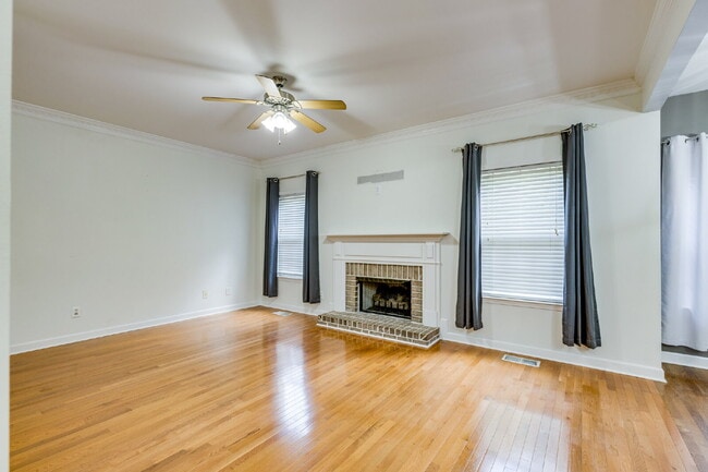 Building Photo - Spacious Spring Hill Rental in Sought-Afte...