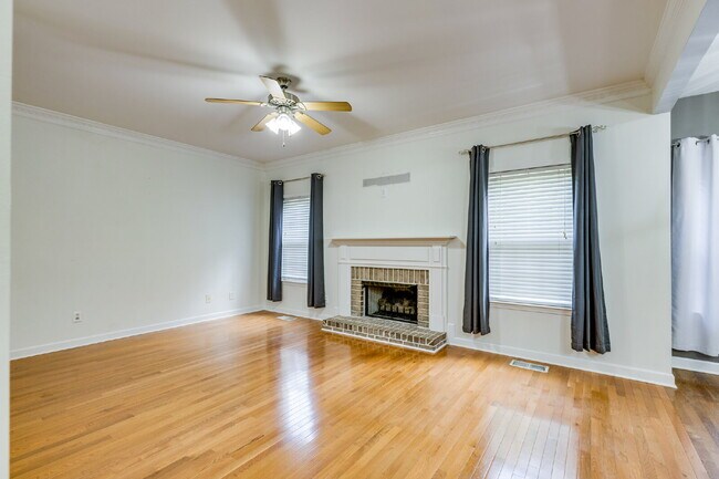 Building Photo - Spacious Spring Hill Rental in Sought-After Wades Grove Community