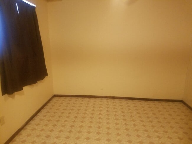 Building Photo - 3 Bed 2.5 bath townhome in Ammon right beh...