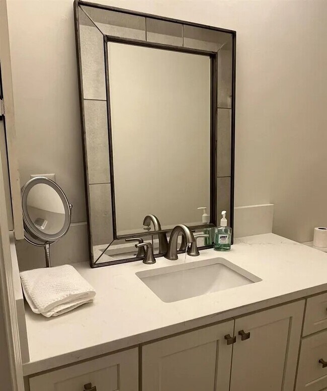 Building Photo - 2bedr 2bath Amazing Fairhope location-walk to the bay