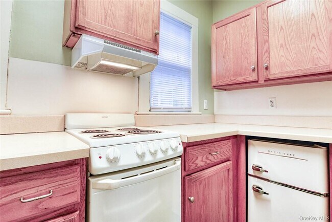 Building Photo - 25 Maple Ave