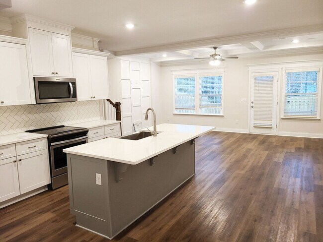 Building Photo - Conveniently Located Townhome for Rent. Av...