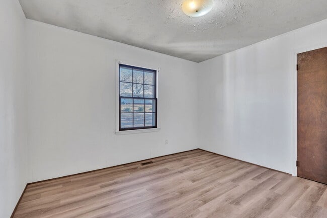 Building Photo - 107 Rosewood Cir