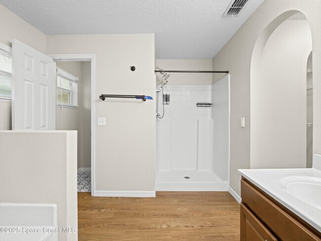 Building Photo - 380 Courtney St