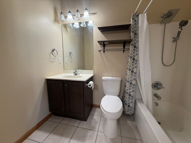 Building Photo - Beautiful 2 Bed, 2 Bath Luxury Condo - Spring Promo - Ask Today!