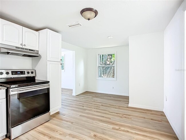 Building Photo - 317 Jessica St S