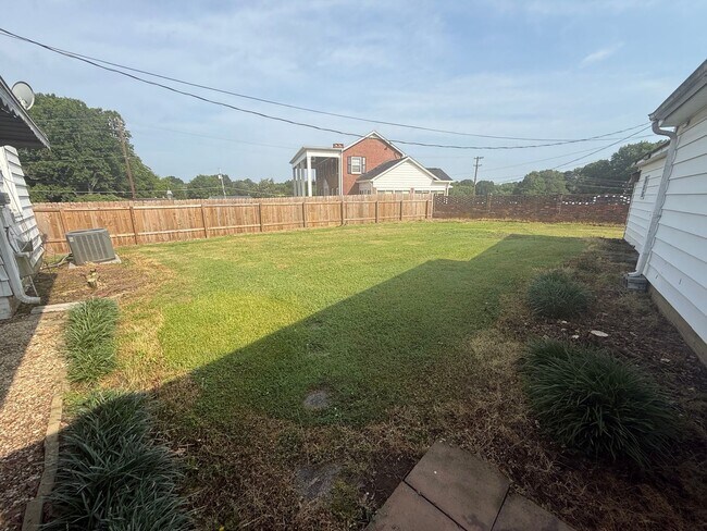 Building Photo - Three bedroom, 1 bath house in Graham