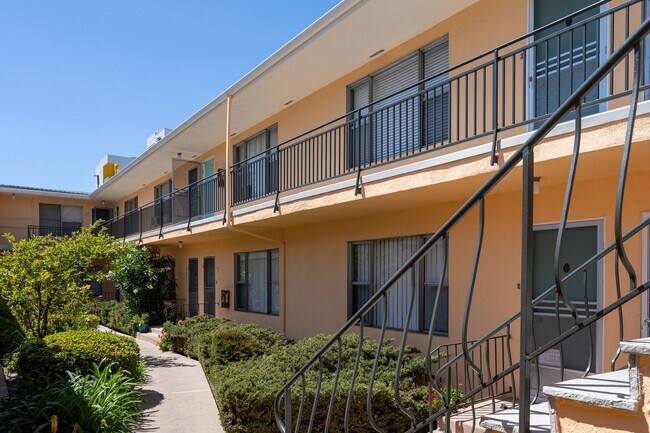 Building Photo - Del Rio Apartments