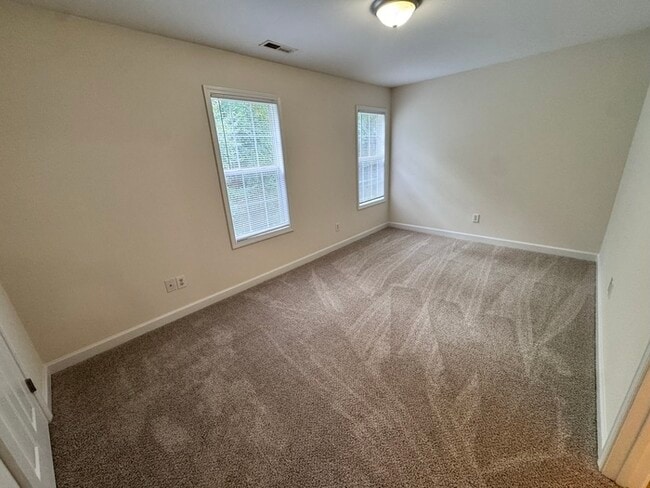 Building Photo - HUGE 3 Bed 3.5 Bath 3 Story Town Home, AVAILABLE NOW!