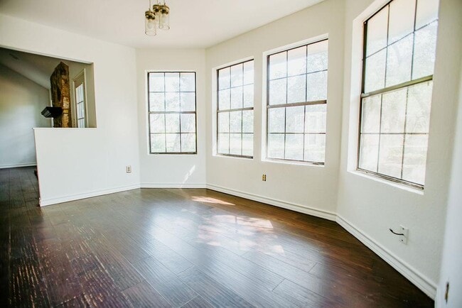Building Photo - 204 E Lakeshore Dr