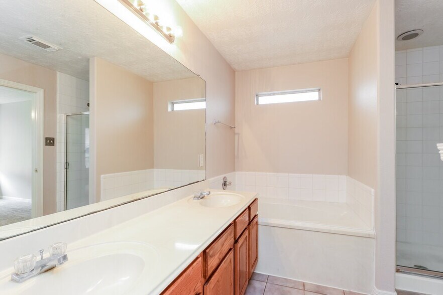 Building Photo - 4915 Tealgate Dr